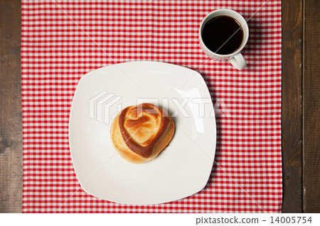Coffee and sweet cupcake on checkered napkin 14005754