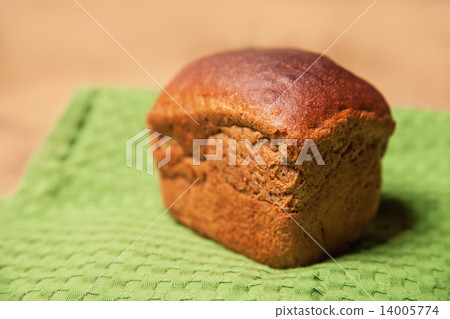 Loaf of brown bread 14005774