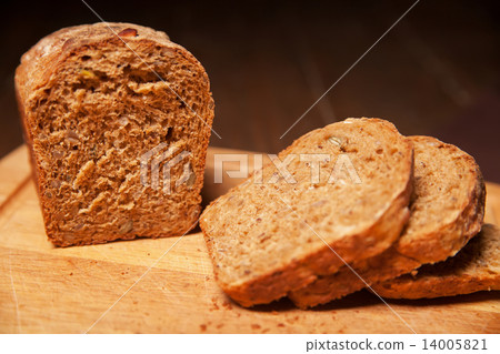 sliced rye bread on the board 14005821