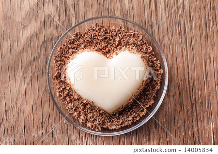 vanilla jelly of a glass saucer close-up 14005834