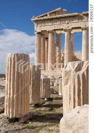 Ruined marble columns in front of Parthenon 14006137