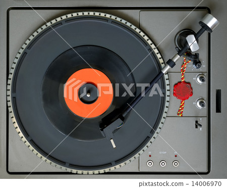 Top view of a turntable with level bubble and a 45 RPM vinyl Top view of a turntable with level bubble and a 45 RPM vinyl 14006970