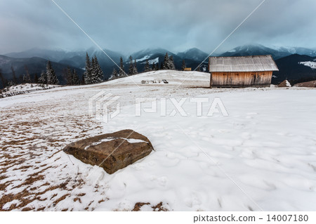 Hut in the snow 14007180