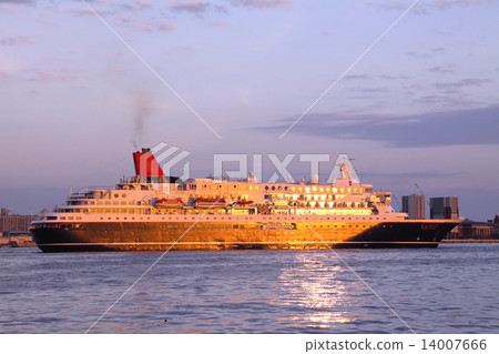 遊輪“Nippon Maru”離開神戶港口,同時在夕陽下閃閃發光 遊輪“Nippon Maru”離開神戶港口,同時在夕陽下閃閃發光 14007666