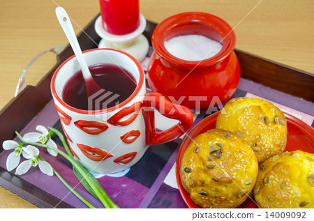 Lip patterned tea mug and corn bread 14009092