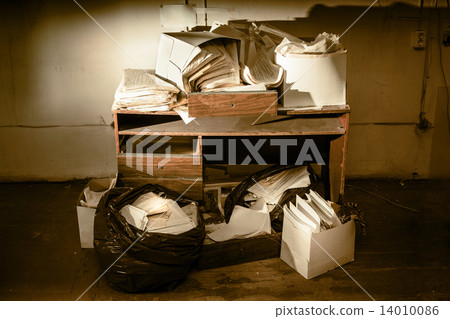 Messy workplace 14010086