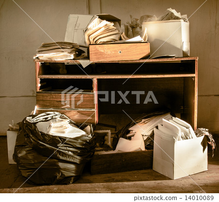 Messy workplace 14010089