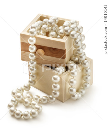 Wooden chest with white pearl necklace 14010142
