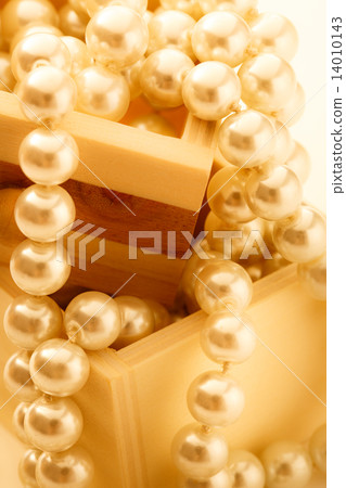 Wooden chest with white pearl necklace Wooden chest with white pearl necklace 14010143