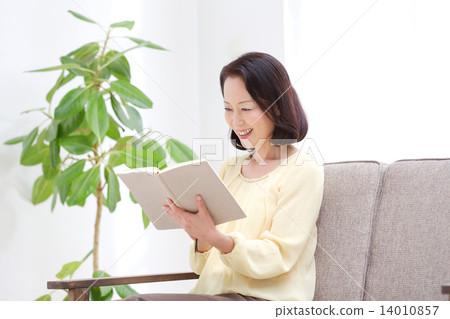 高級女性·閱讀 高級女性·閱讀 14010857