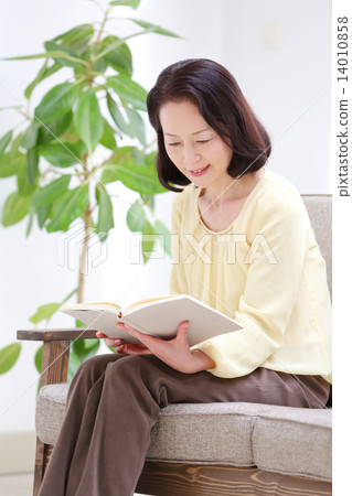 高級女性·閱讀 高級女性·閱讀 14010858