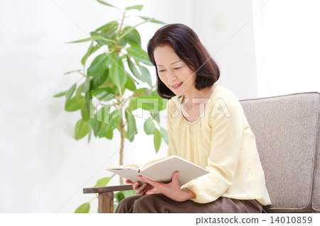 高級女性·閱讀 高級女性·閱讀 14010859