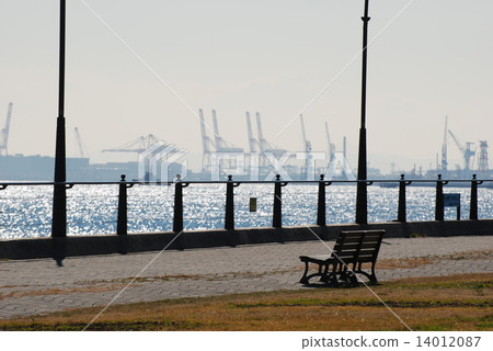 A park overlooking the sea 14012087