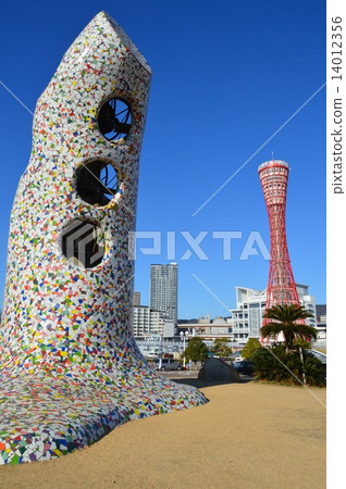 Bell of Ortansia (left) · Kobe port tower (right) (Kobe Harborland / Haigasho Town, Chuo-ku, Kobe City, Hyogo Prefecture) 14012356