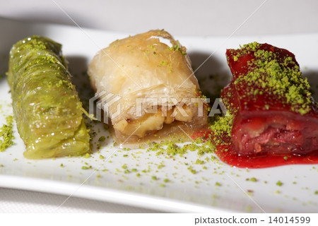 Close-up of Turkish desserts on white plate 14014599