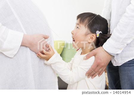 一個孩子擔心懷孕的母親的胃 14014954