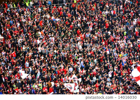 Blurred crowd of people in a stadium 14016030
