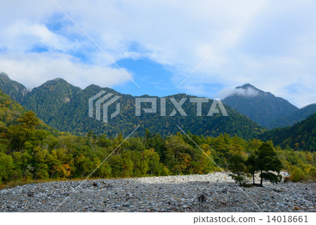 Hodaka mountains and Azusawa River in the northern Alps Autumn Hodaka mountains and Azusawa River in the northern Alps Autumn 14018661