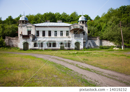 old abandoned homestead in woodland 14019232