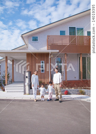 在房子前面的家庭 在房子前面的家庭 14019395