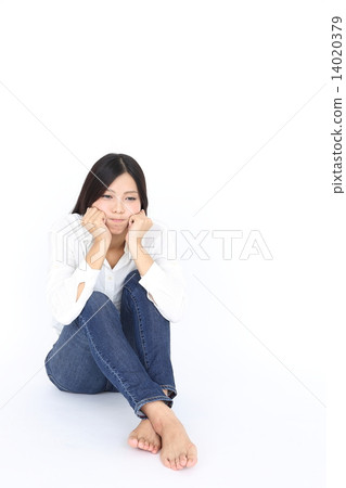 Japanese female in his 20's sullen 14020379