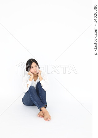 Japanese female in his 20's sullen 14020380