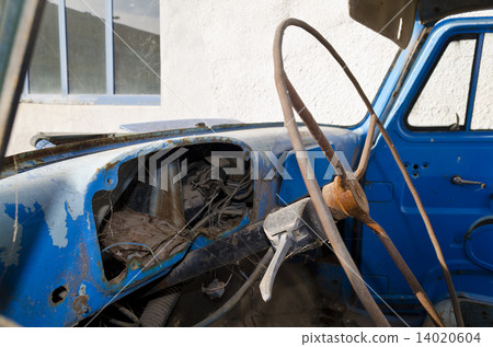 Old dilapidated truck 14020604