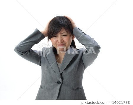 一個女人抱著一個頭 14021788