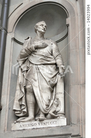Statue of Amerigo Vespucci in Uffizi Gallery niches colonnade, F Statue of Amerigo Vespucci in Uffizi Gallery niches colonnade, F 14023994