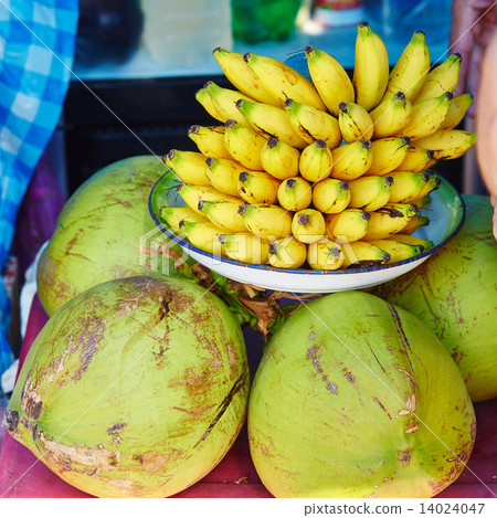 Bananas and coconuts on a Balinese market Bananas and coconuts on a Balinese market 14024047