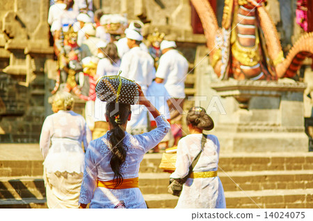 Balinese people going to the temple 14024075