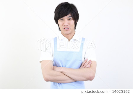 有一條藍色圍裙的一個年輕人 14025162
