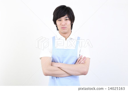 有一條藍色圍裙的一個年輕人 14025163