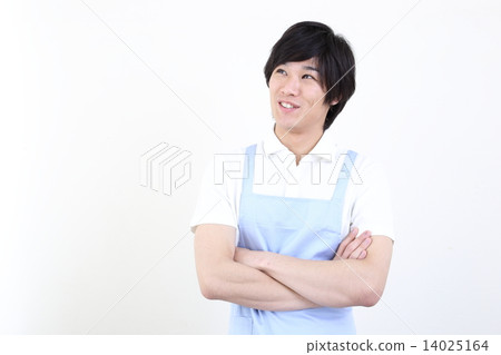 有一條藍色圍裙的一個年輕人 14025164