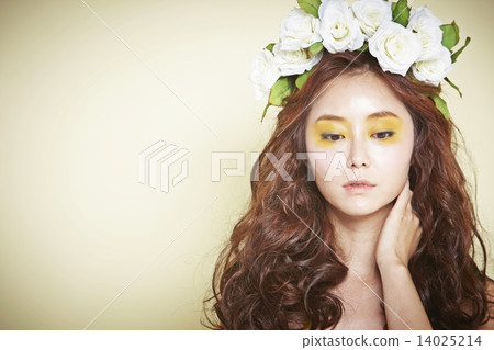 Attractive women 14025214