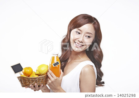 A woman with a smile 14025298