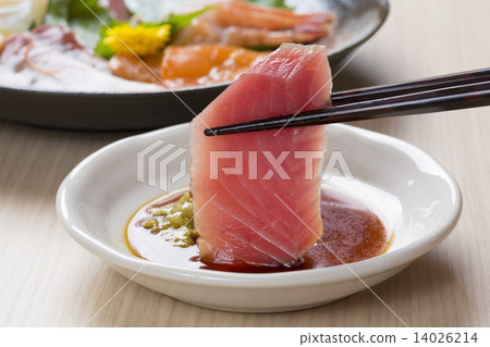Tuna sashimi 14026214
