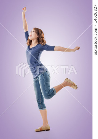 Excited Asian young girl 14026827