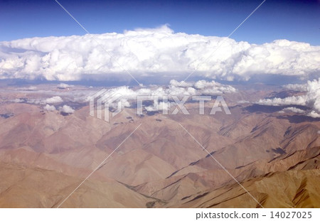 The mountainous region of the scenery is beautiful against the backdrop of the Andean mountain range that crosses the South American continent north and south and the cumulonimbus clouds over the summer high mountains The mountainous region of the scenery is beautiful against the backdrop of the Andean mountain range that crosses the South American continent north and south and the cumulonimbus clouds over the summer high mountains 14027025