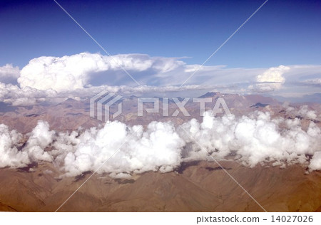 The mountainous region of the scenery is beautiful against the backdrop of the Andean mountain range that crosses the South American continent north and south and the cumulonimbus clouds over the summer high mountains 14027026