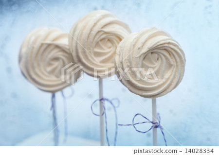 white tender marshmallow on a stick close-up 14028334