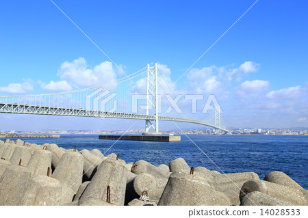 Akashi Kaikyo Bridge and Tetra Pod of Awajishima Akashi Kaikyo Bridge and Tetra Pod of Awajishima 14028533