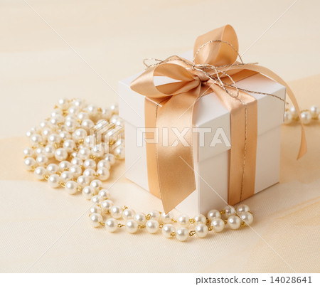 Gift box and pearl necklace. 14028641