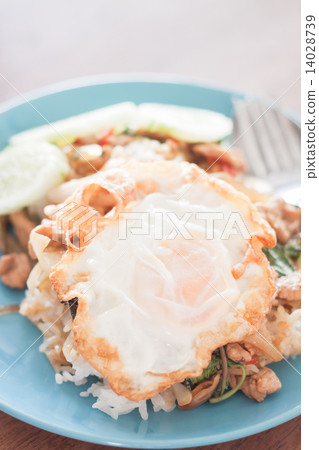 Basil fried rice with pork and fried egg 14028739