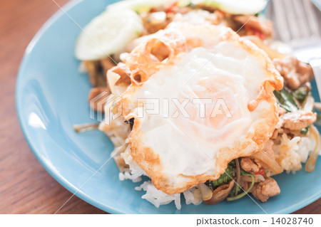 Basil fried rice with pork and fried egg 14028740