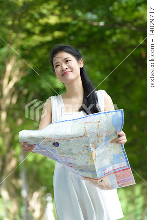 One chinese woman sightseeing along promenade 14029717