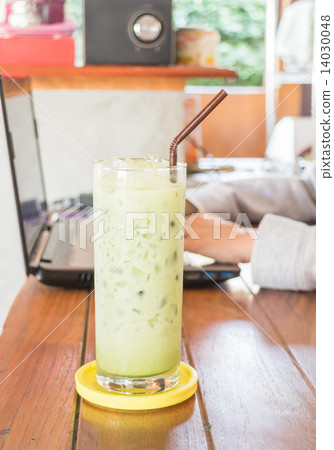 Glass of iced green tea latte 14030048