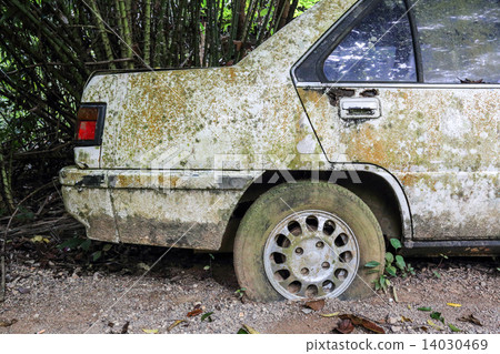 Old rusted car 14030469