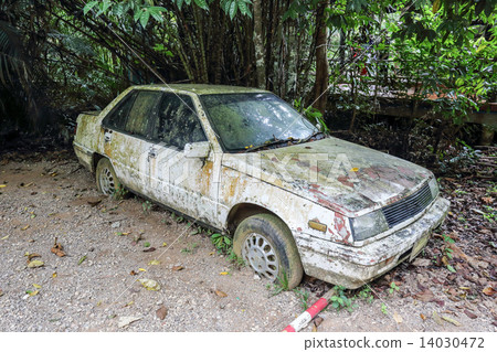 Old rusted car 14030472