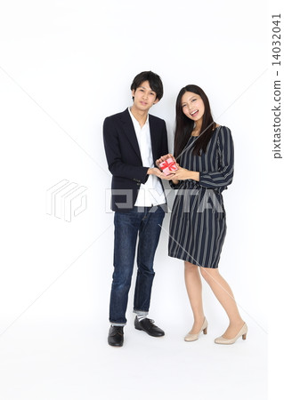 一對夫婦送禮物 一對夫婦送禮物 14032041